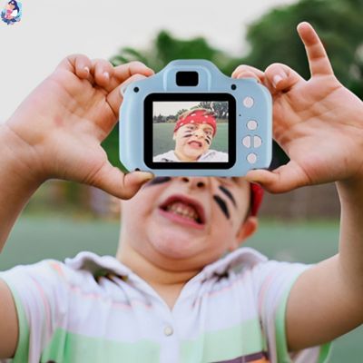 appareil photo enfant aventurier en herbe