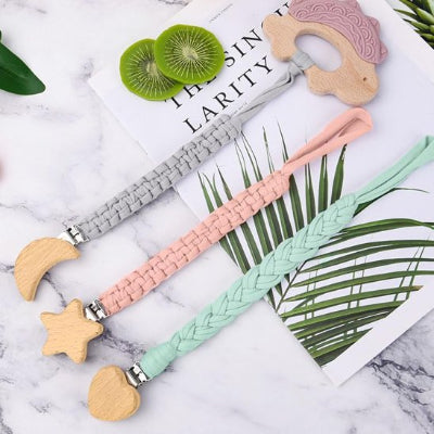 attache tetine coloris varies