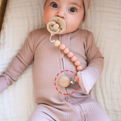 attache tetine design ergonomique