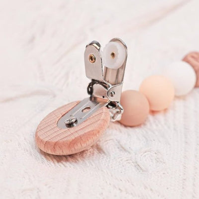 attache tetine finition soignee 