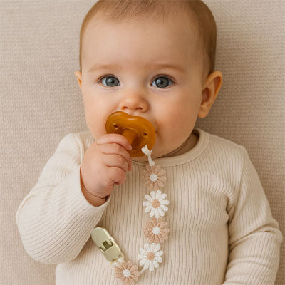 attache tetine motif floral decoratif