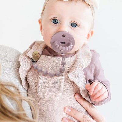 attache tetine palette de couleurs douces 