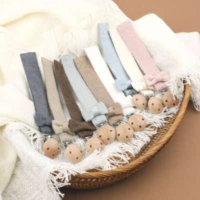 attache tetine systeme de fixation