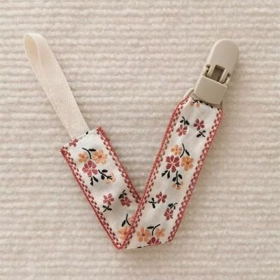 attaches tetine marron