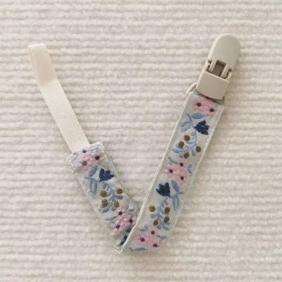 attaches tetine rose