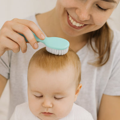 brosse cheveux pour bebe ergonomie adaptee aux parents