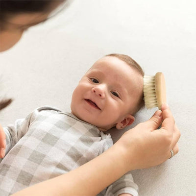 brosse cheveux pour bebe  moment de complicite