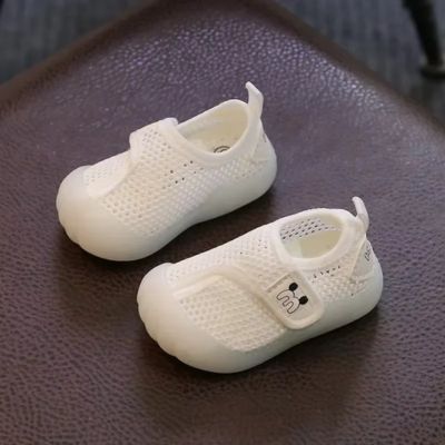 chaussures pour bebe en maille blanc
