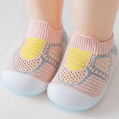 chaussures pour bebe en maille qui simplifie le quotidien