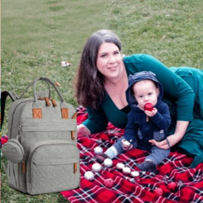 sac a langer sur couverture rouge