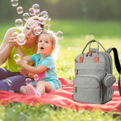 sac a langer pose sur l herbe