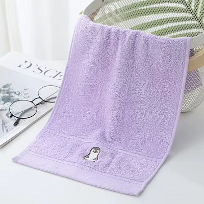 serviette de bain bebe mauve pingouin