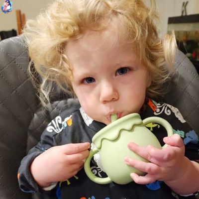 verre bebe ergonomique anti renversement design attrayant